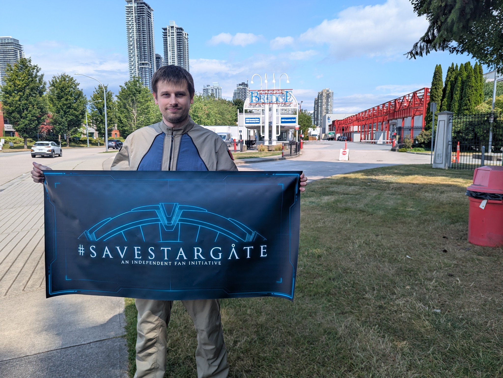 Un fan brandit une banderole #SaveStargate devant les Bridge Studios
