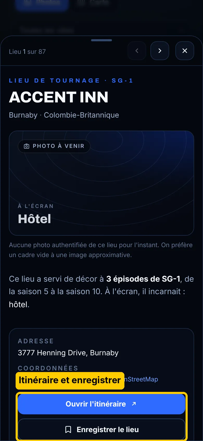 La fiche d'un lieu sur téléphone, avec les boutons Ouvrir l'itinéraire et Enregistrer le lieu entourés en jaune